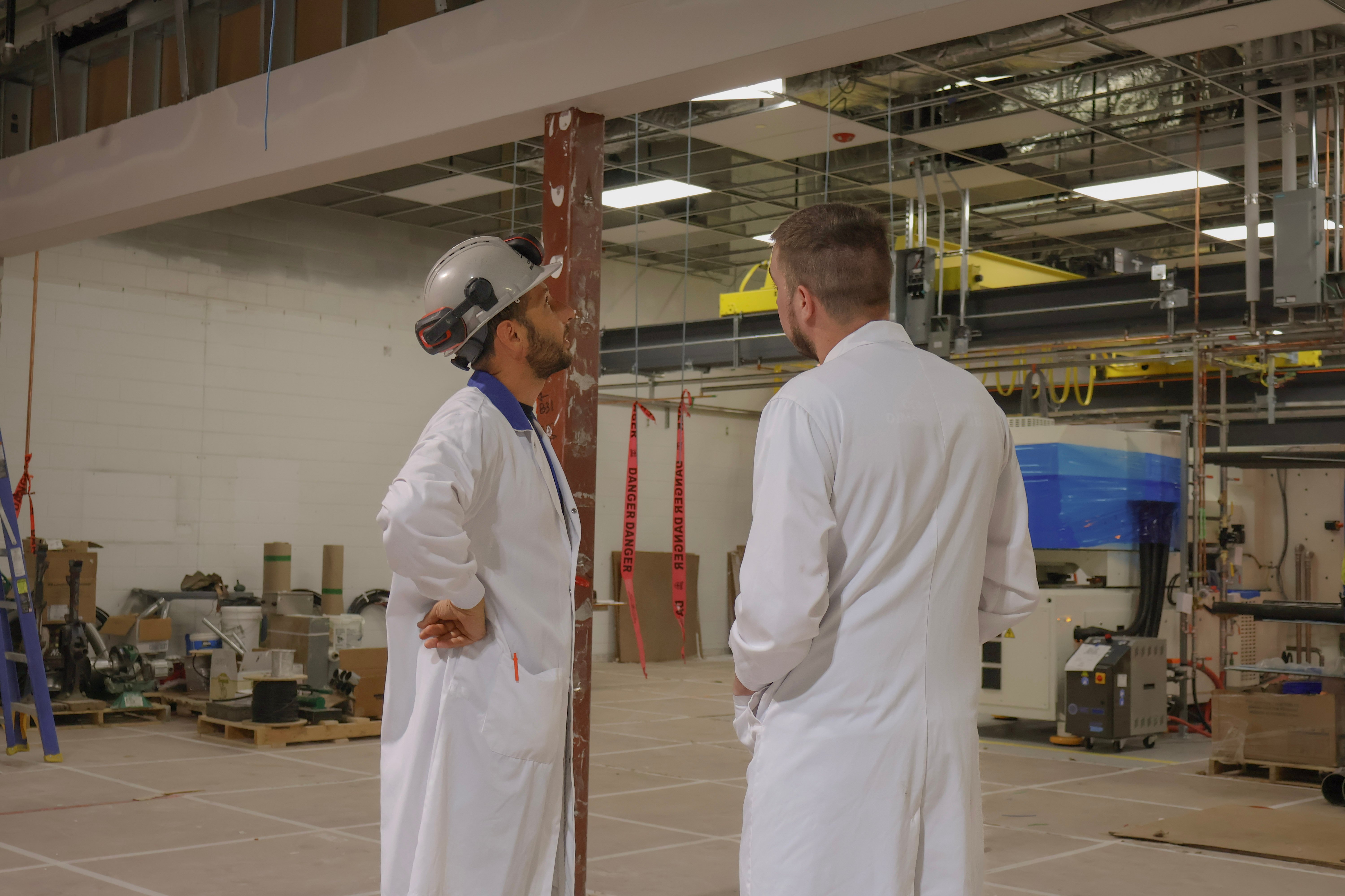 personne sur chantier usine médicale